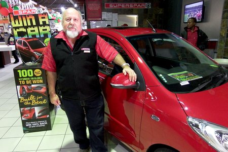 Jan Fourie van Gansbaai Superspar staan hier by hulle â€œWenmotorâ€ wat ter plaatse vertoon is